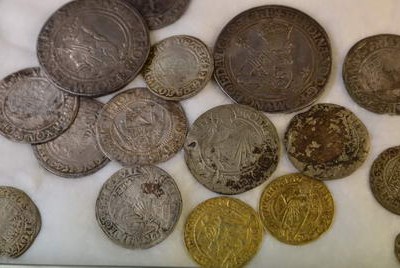 Erbe in Form einer Münzensammlung bestehend aus Goldmünzen und Silbermünzen mit Dukaten.